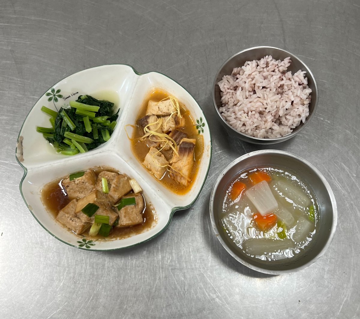 紫米飯、糖醋魚排、滷油豆腐、時令青菜、雙色蘿蔔湯