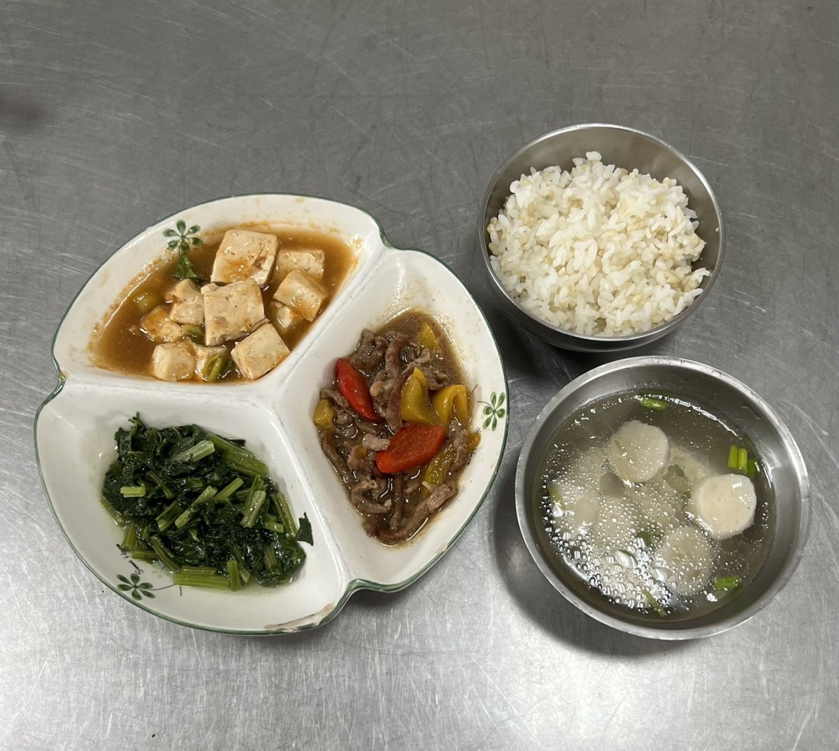 糙米飯、豆瓣肉絲、燴豆腐、時令青菜、魚丸湯