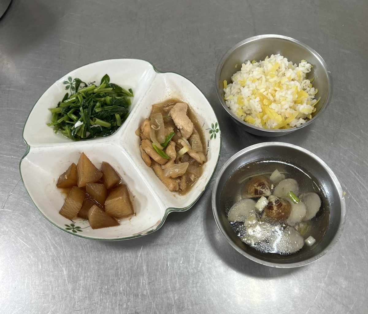 地瓜飯、洋蔥雞柳、滷蘿蔔、時令青菜、蛤蜊湯