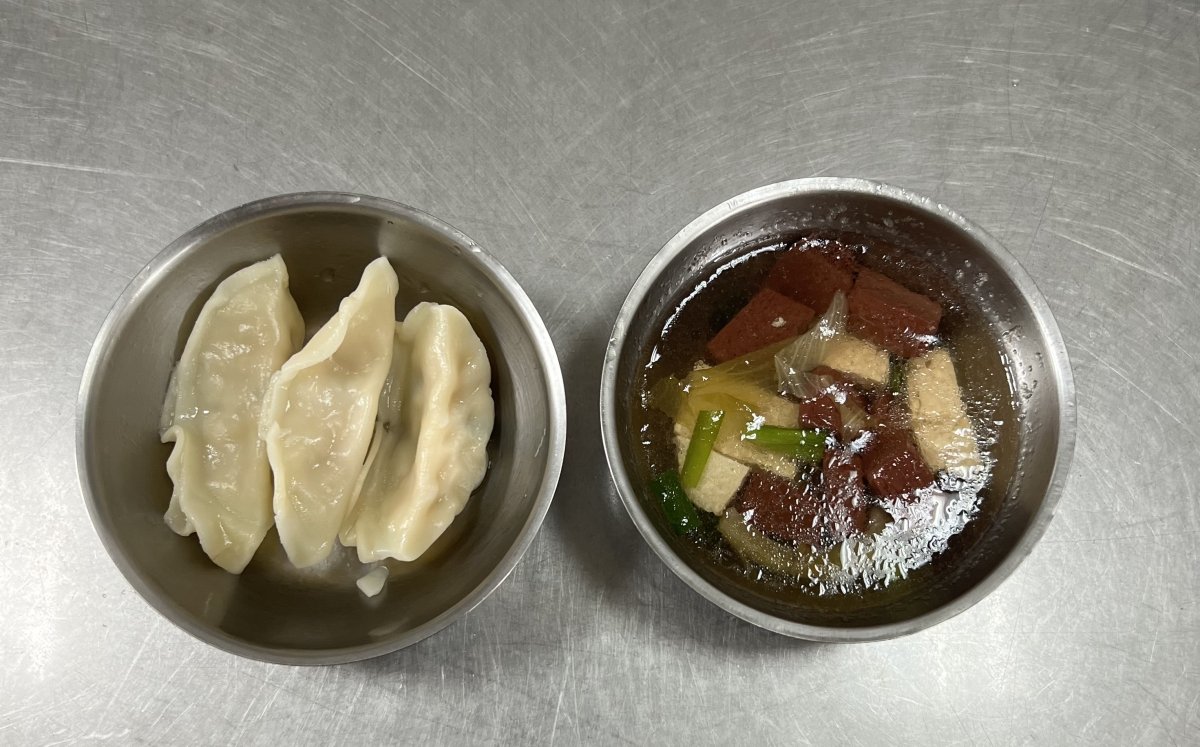 高麗菜水餃、酸辣湯