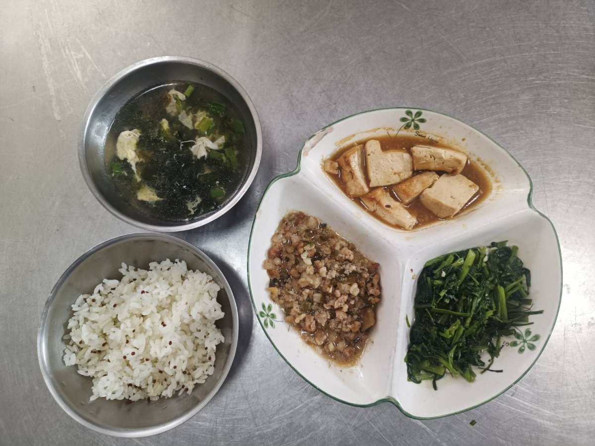 藜麥飯、瓜子肉燥、麻婆豆腐、時令青菜、紫菜蛋花湯