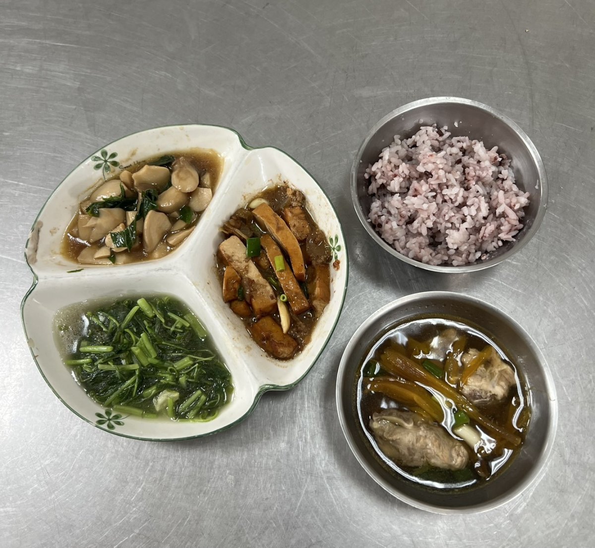 紫米飯、三杯杏鮑菇、蔥爆豆乾、時令青菜、金針排骨湯