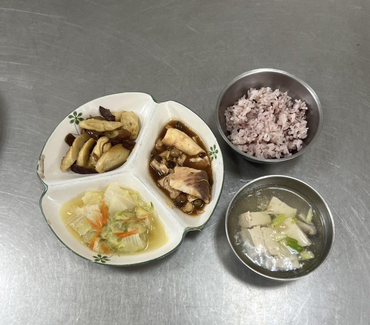 紫米飯、清蒸魚、麵腸木耳、時令青菜、豆腐湯