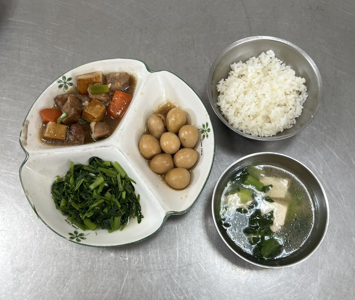 好吃滷肉飯、鳥蛋、時令青菜、青菜豆腐湯