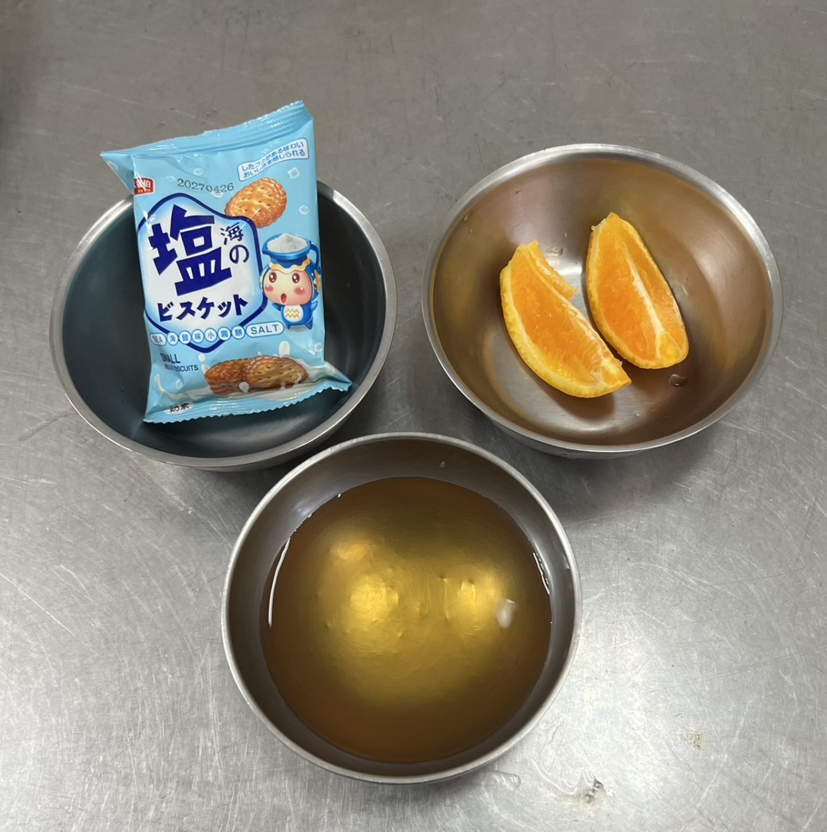 營養餅乾.麥茶.水果