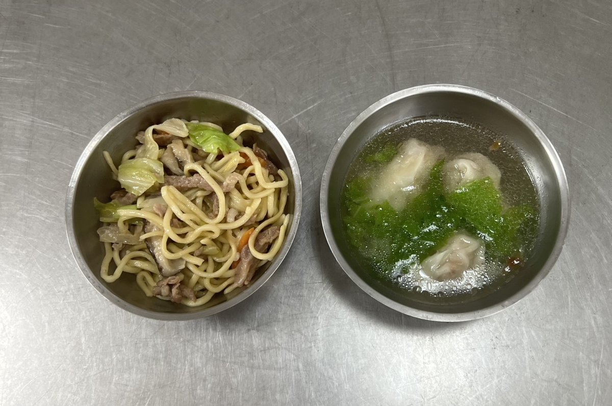 什錦炒麵、餛飩湯