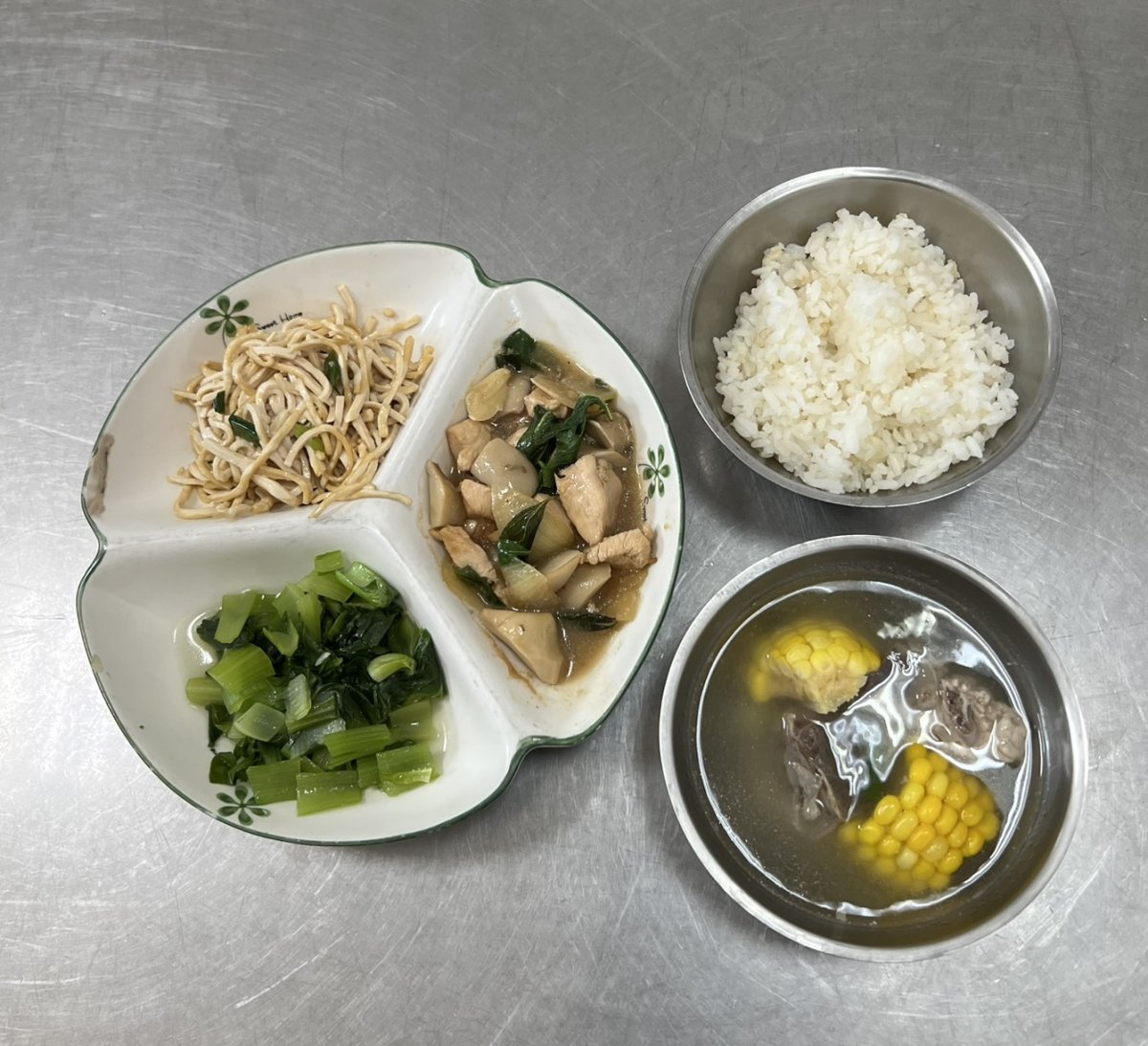 涼拌豆干絲、醬燒三杯雞、時令青菜、排骨玉米湯