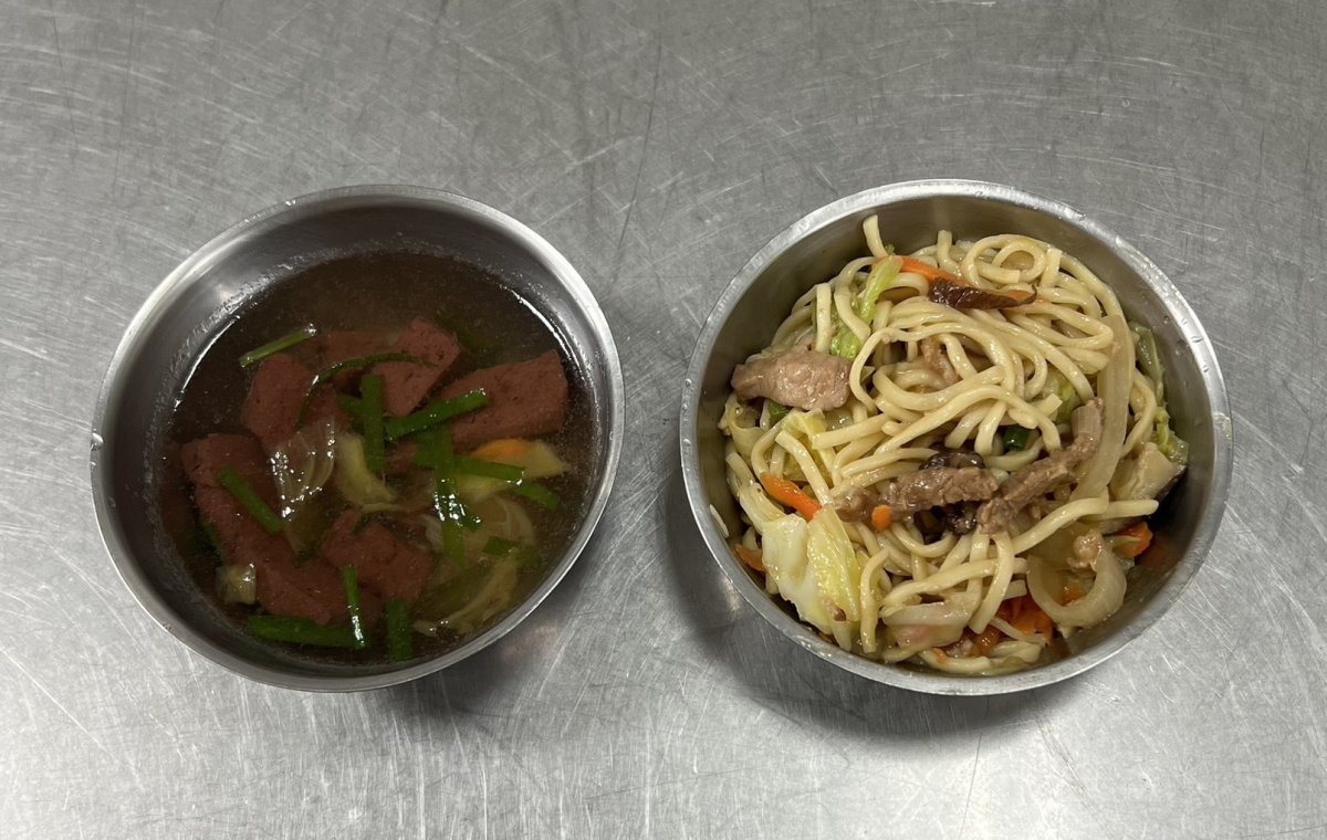 什錦肉絲炒麵.豬血湯