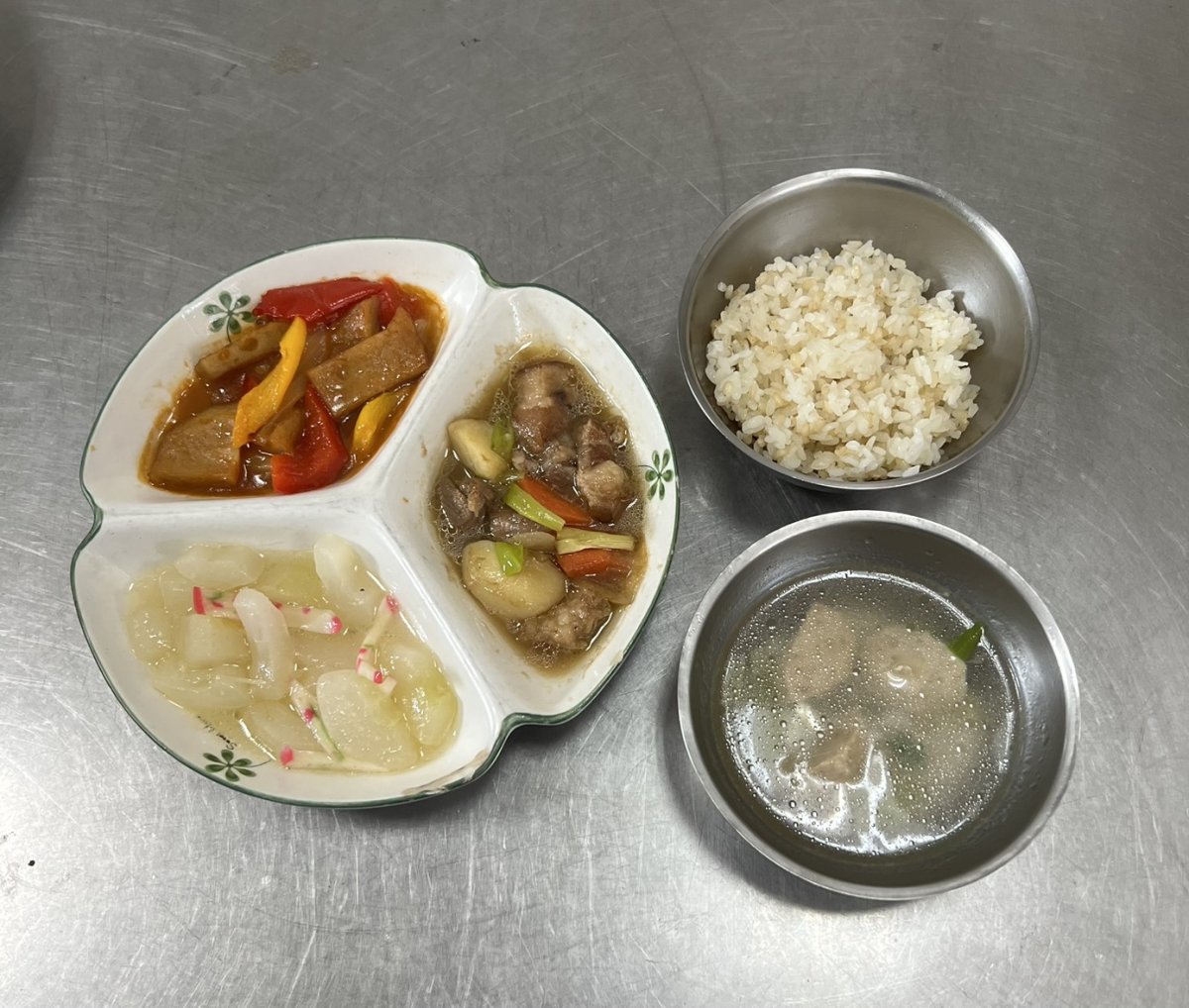 糙米飯、紅燒燉肉、彩椒甜不辣、時令青菜、貢丸湯
