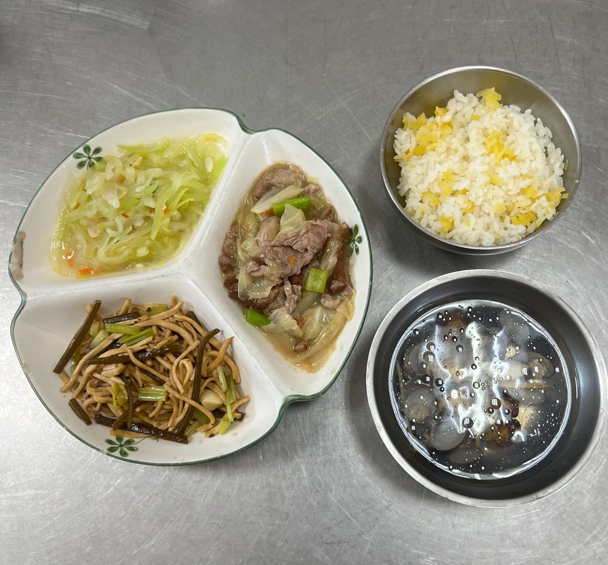 地瓜飯、高麗菜燉肉、芹菜乾絲、時令青菜.蜆仔湯
