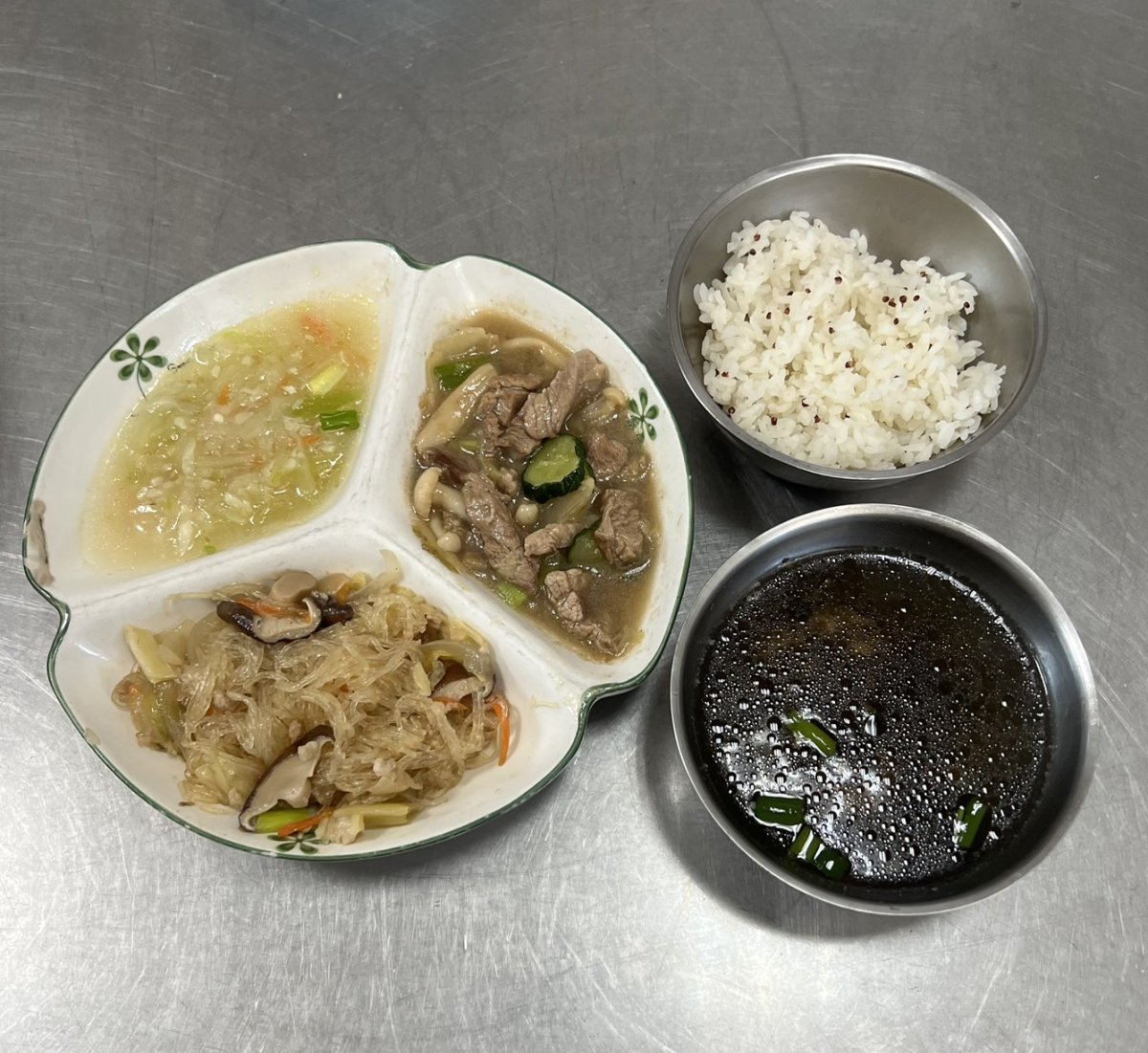 藜麥飯、壽喜燒、螞蟻上樹、時令青菜、紫菜湯