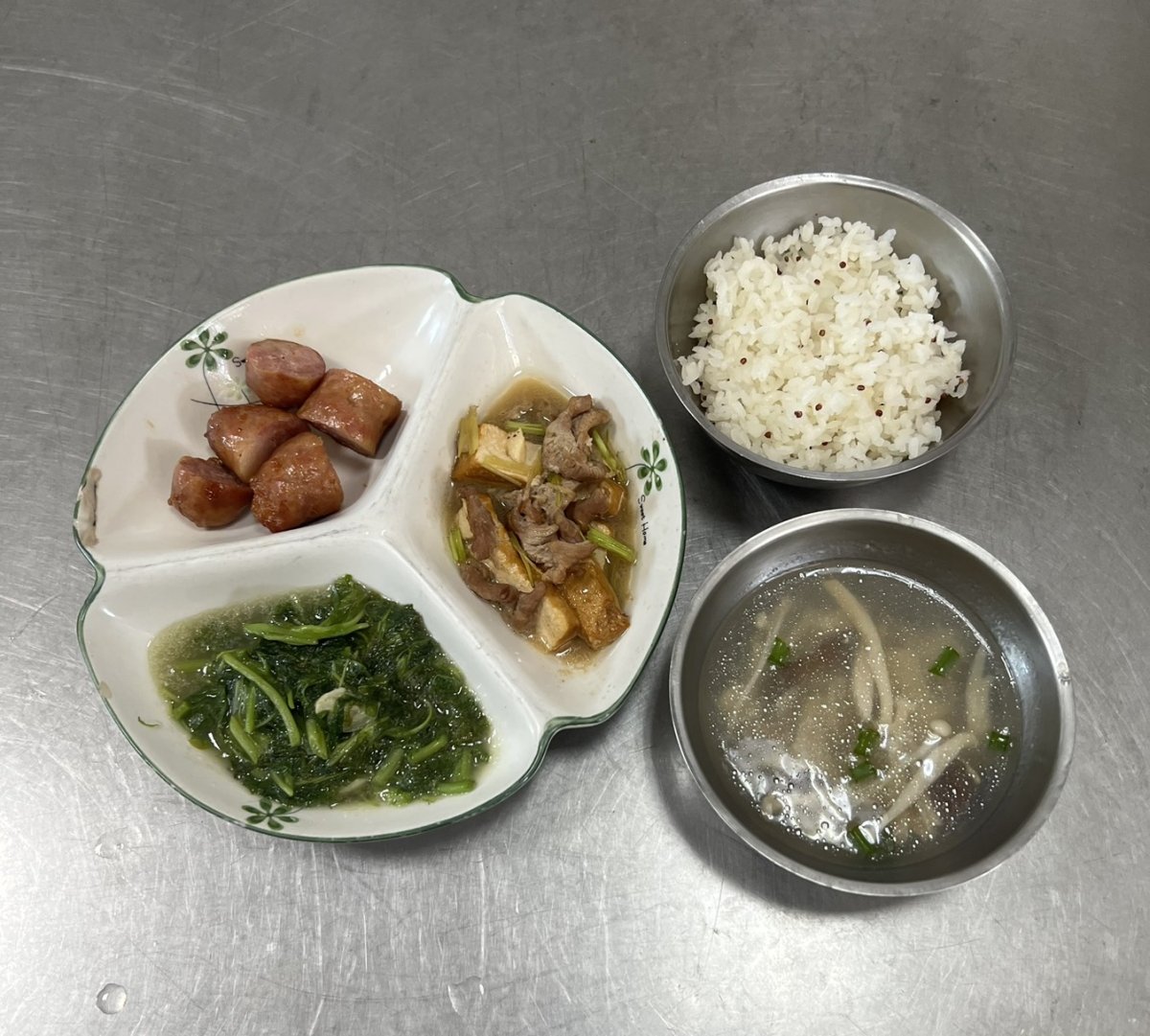 藜麥飯、香腸、客家小炒、時令青菜、百菇湯
