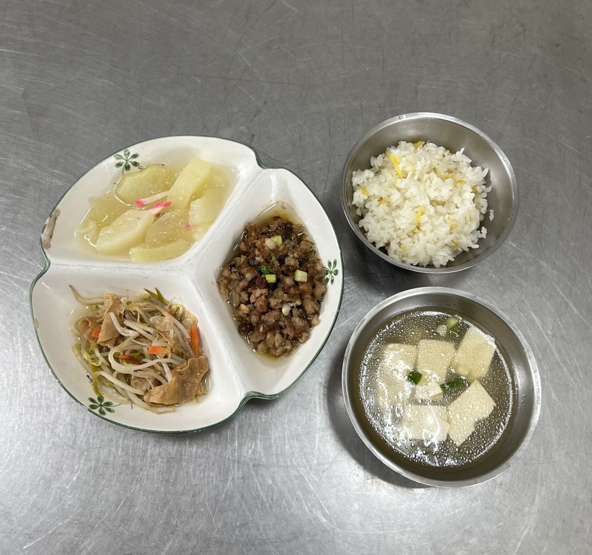 地瓜飯.瓜仔肉燥.腐皮豆芽.時令青菜.味噌豆腐湯