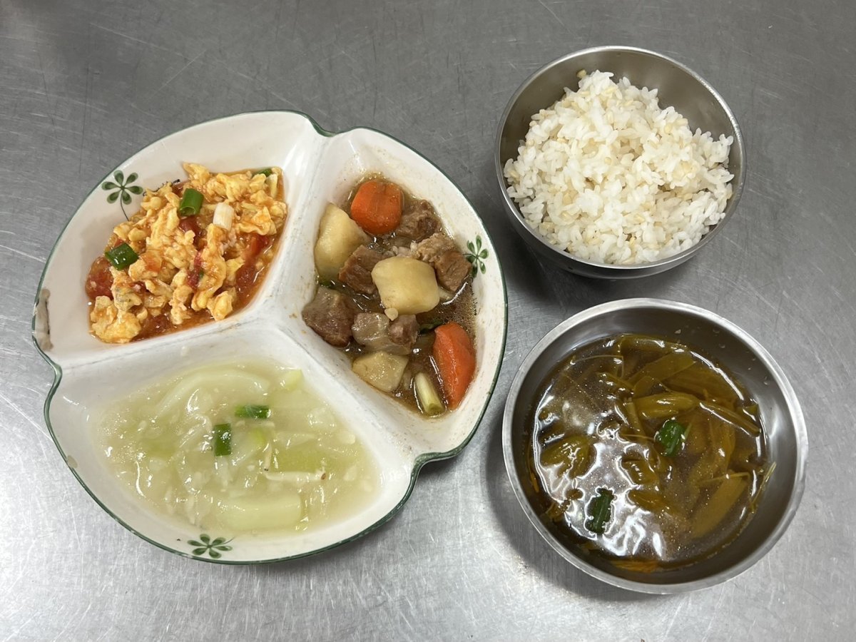 糙米飯、馬鈴薯燉肉、番茄炒蛋、時令青菜、金針湯