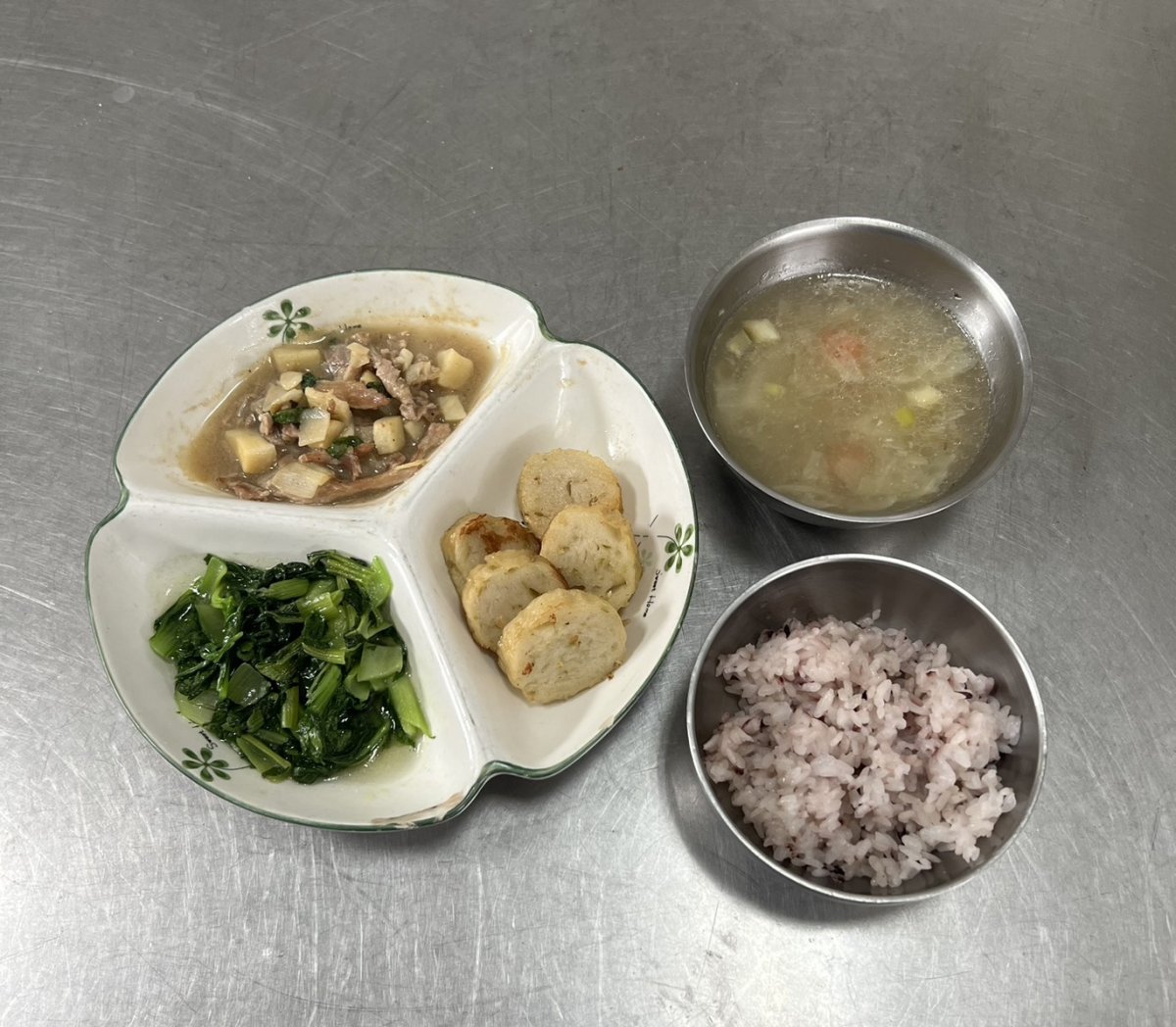 紫米飯、酥炸雞捲、竹筍炒肉絲、時令青菜、蔬菜湯