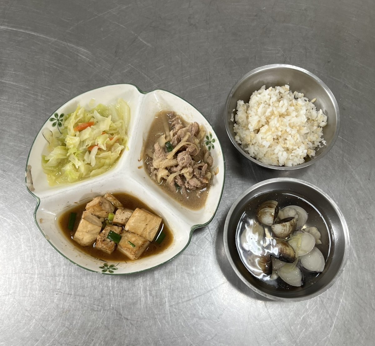 糙米飯.竹筍炒肉絲.麻婆豆腐.時令青菜、蛤蠣湯