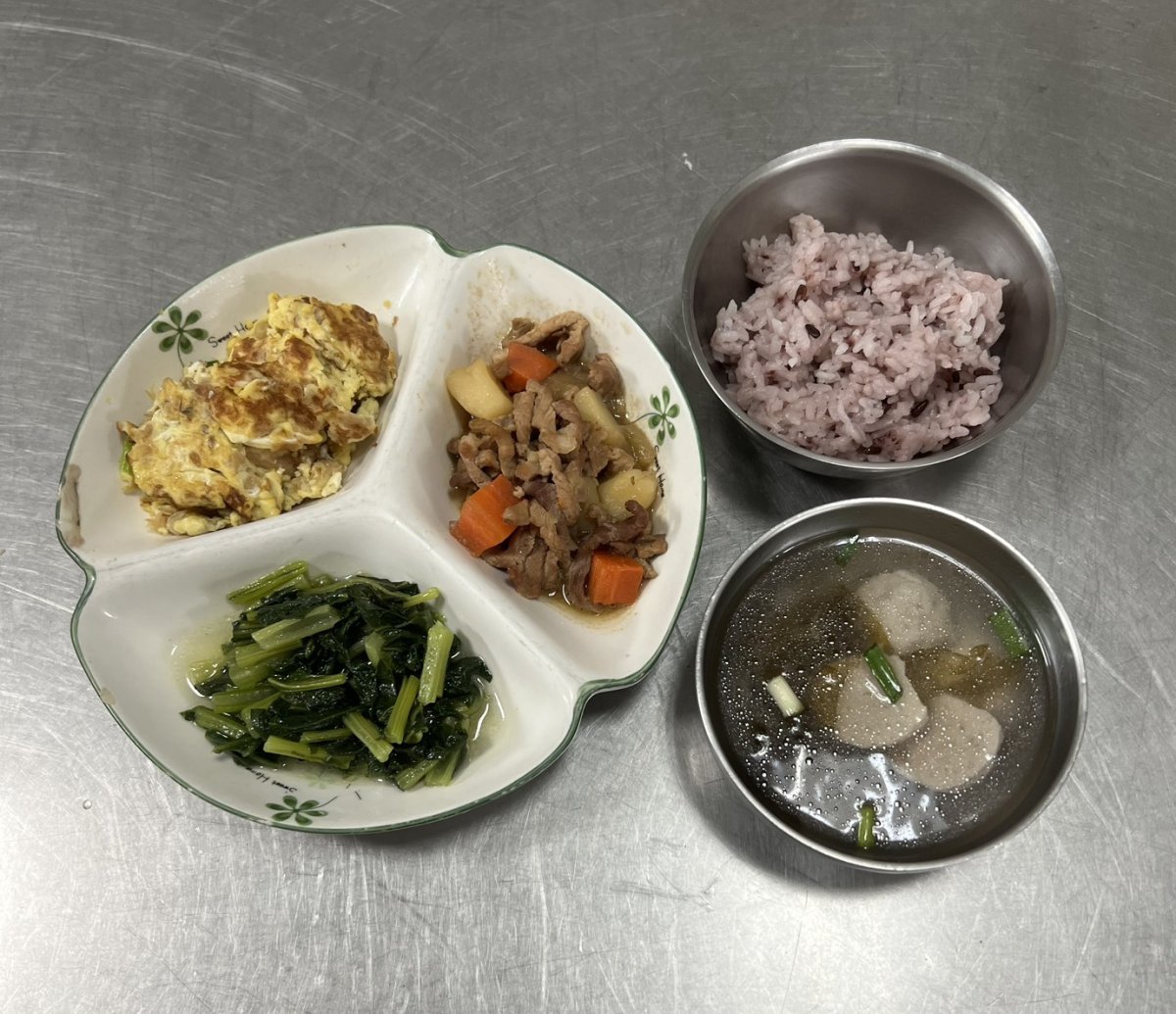 紫米飯.紅燒燉肉.菜脯蛋.時令青菜.紫菜魚丸湯